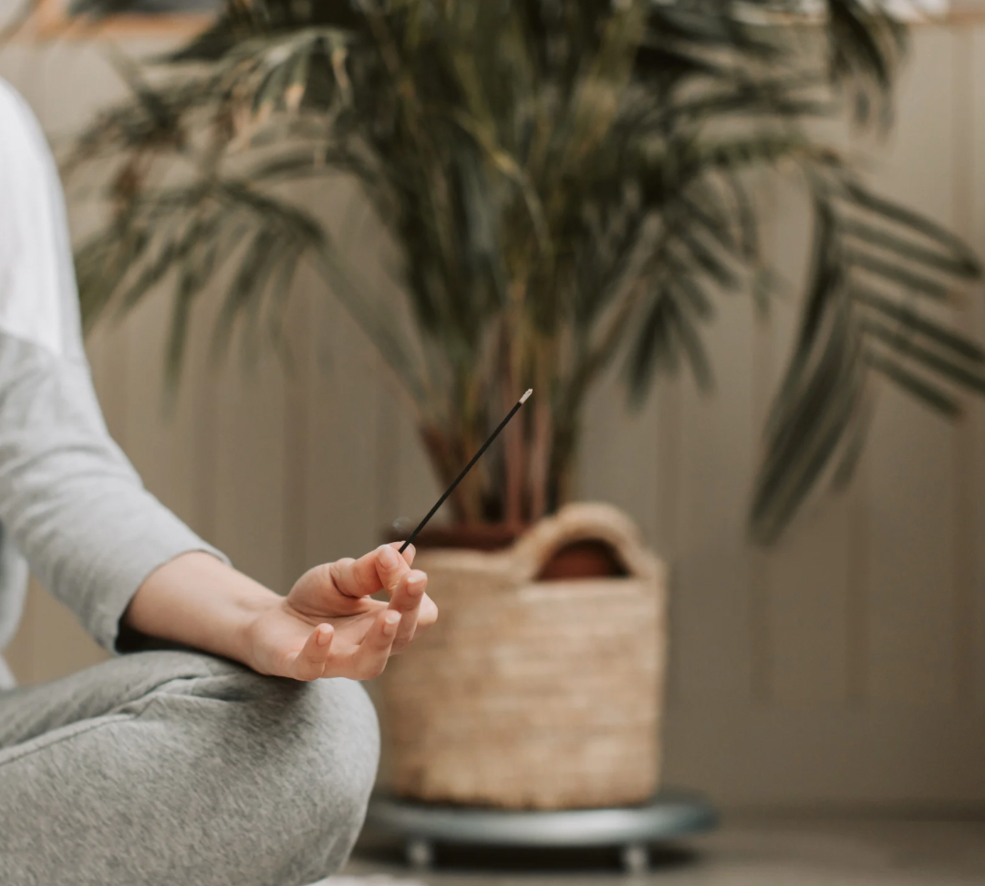 Meditation med kristaller och rökelser