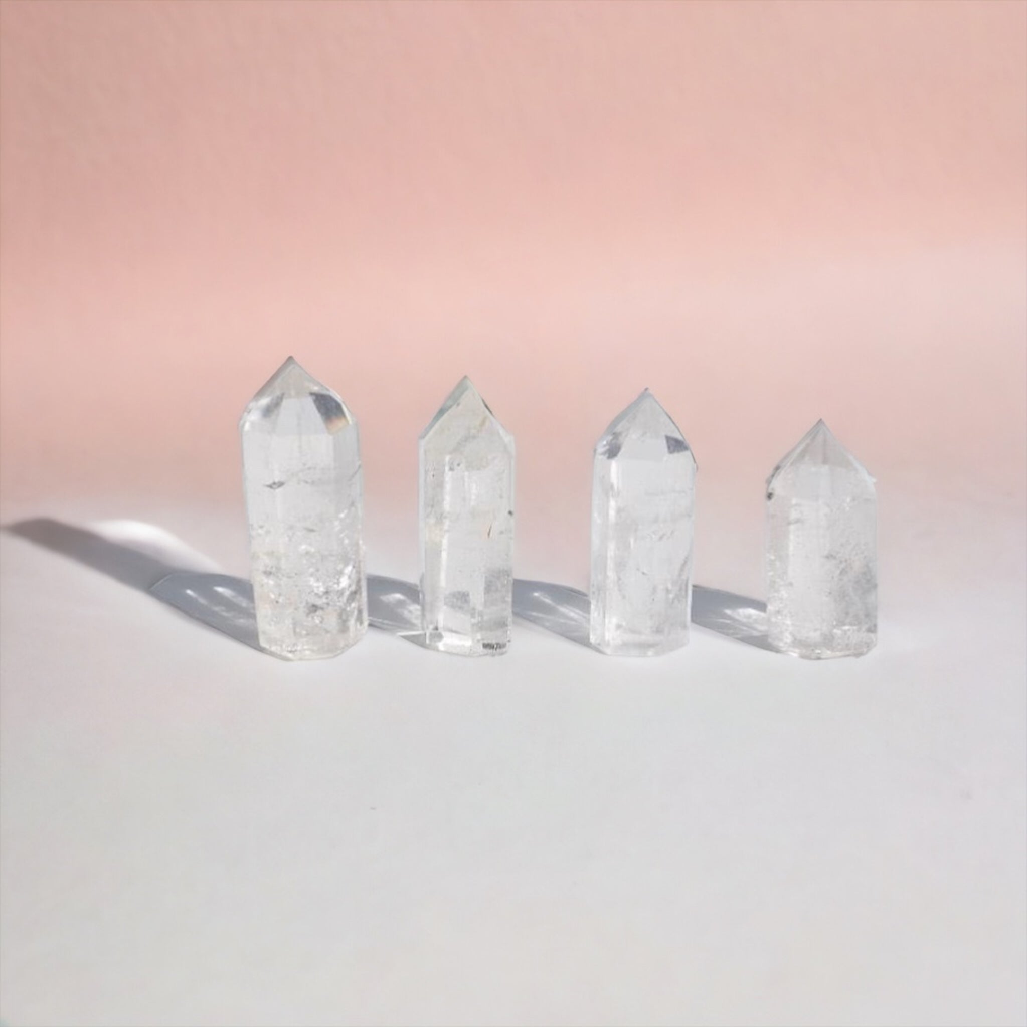 Genomskinliga polerade spetsar i bergkristall