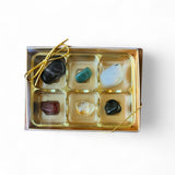 Guldig presentask med kristaller