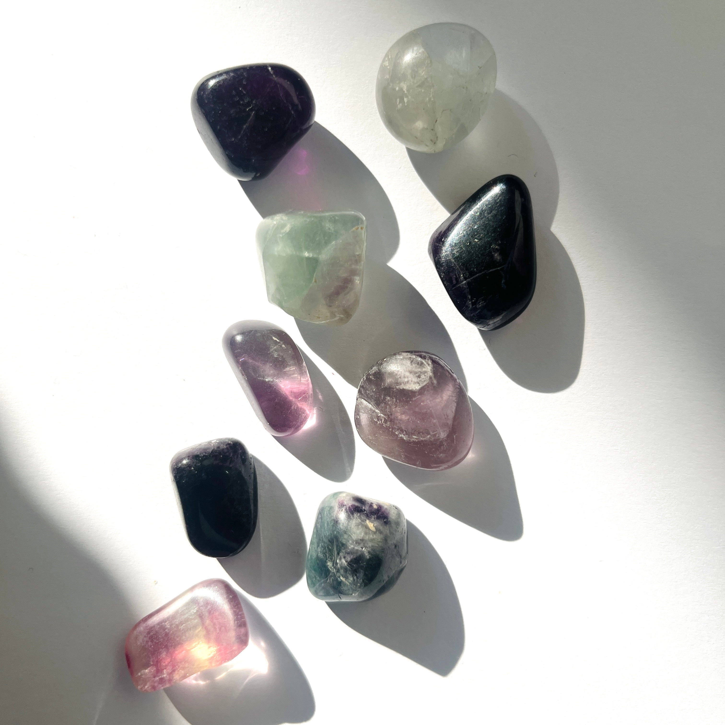 Regnbågsfluorit Trumlade Kristaller